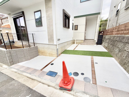  �O�ρ�����ɂ��钓�ԃX�y�[�X�Ȃ̂ň��S�ł���