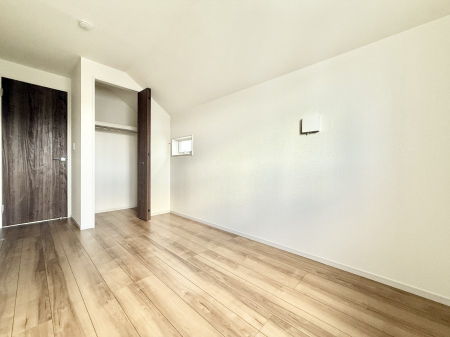 �Q�� �������V���v���ȋ�ԂŁA���[�t���x�b�h��f�X�N�ȂǁA���@�\�ȉƋ�����p���₷���ł�