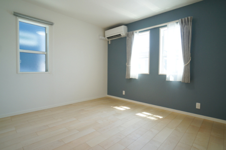 �Q�� �������V���v���ȋ�ԂŁA���[�t���x�b�h��f�X�N�ȂǁA���@�\�ȉƋ�����p���₷���ł�