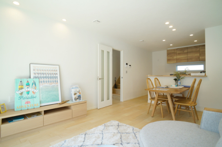 ���r���O �������������ꂽ�C���e���A���f����A�X�^�C���b�V���ȋ��