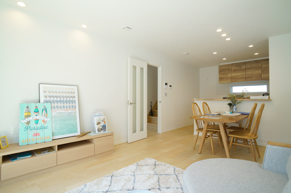 ���r���O �������������ꂽ�C���e���A���f����A�X�^�C���b�V���ȋ��