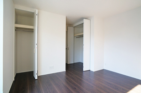 �Q�� �������V���v���ȋ�ԂŁA���[�t���x�b�h��f�X�N�ȂǁA���@�\�ȉƋ�����p���₷���ł�