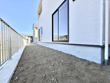 ���̑� �O�ρ���炵�ɏ�����^����A�΂��������ꂽ�Z�܂��ł�