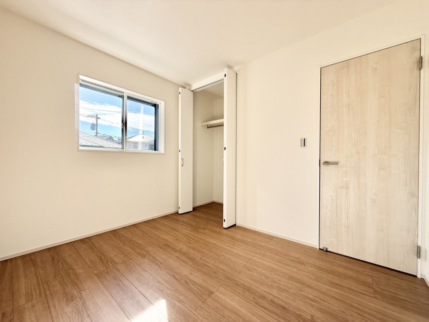 �Q�� �������V���v���ȋ�ԂŁA���[�t���x�b�h��f�X�N�ȂǁA���@�\�ȉƋ�����p���₷���ł�