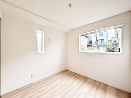 �Q�� �������V���v���ȋ�ԂŁA���[�t���x�b�h��f�X�N�ȂǁA���@�\�ȉƋ�����p���₷���ł�