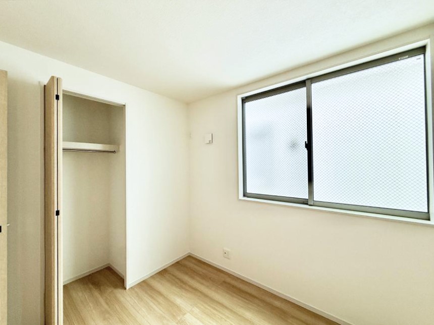 �Q�� �������V���v���ȋ�ԂŁA���[�t���x�b�h��f�X�N�ȂǁA���@�\�ȉƋ�����p���₷���ł�