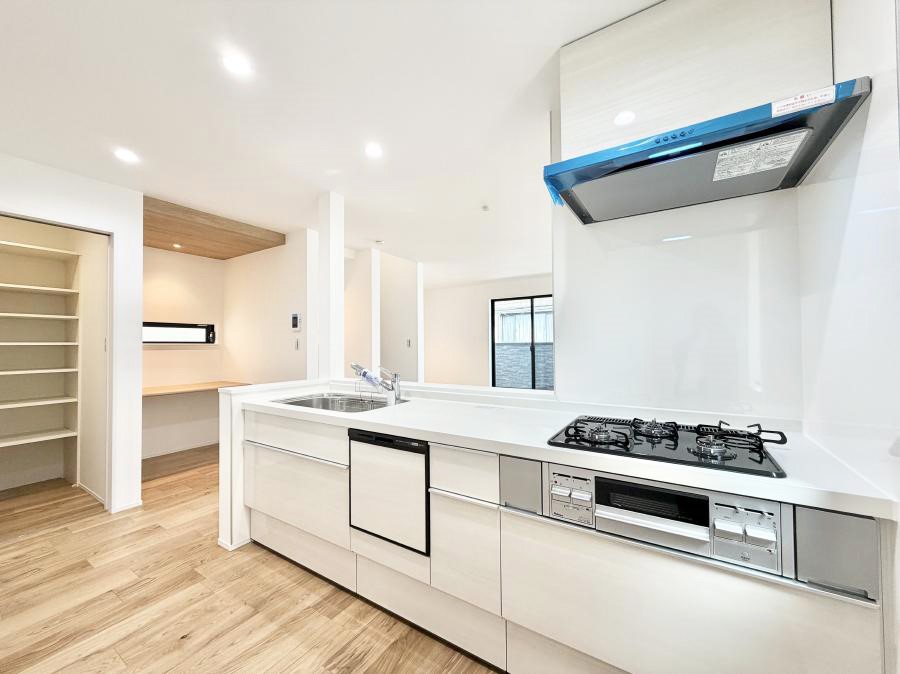 �L�b�`�� �����������������Ԃ����܂��A�Ί炠�ӂ��L�b�`��