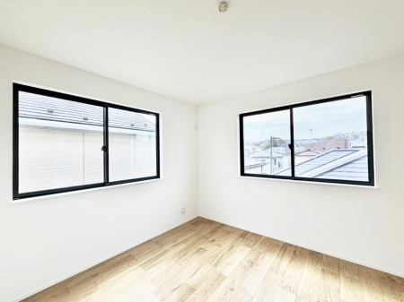 �Q�� �������V���v���ȋ�ԂŁA���[�t���x�b�h��f�X�N�ȂǁA���@�\�ȉƋ�����p���₷���ł�