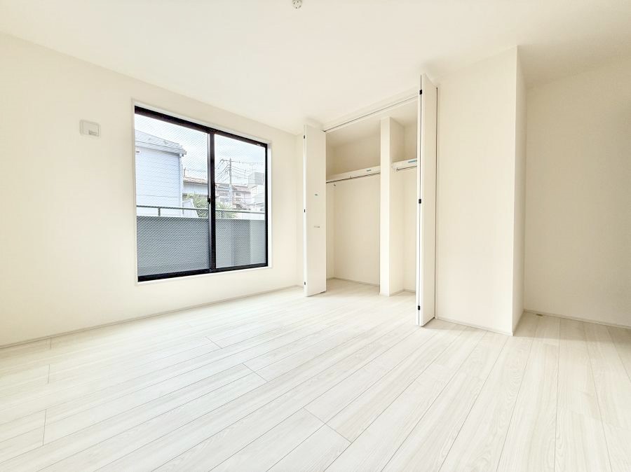 �Q�� �������V���v���ȋ�ԂŁA���[�t���x�b�h��f�X�N�ȂǁA���@�\�ȉƋ�����p���₷���ł�