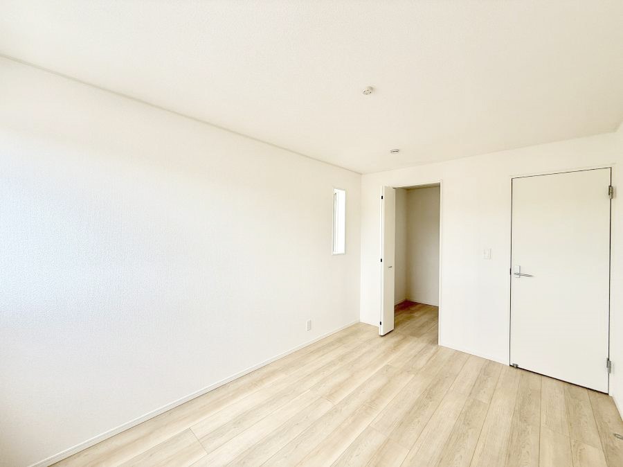 �Q�� �������V���v���ȋ�ԂŁA���[�t���x�b�h��f�X�N�ȂǁA���@�\�ȉƋ�����p���₷���ł�