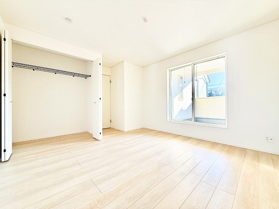 �Q�� �������V���v���ȋ�ԂŁA���[�t���x�b�h��f�X�N�ȂǁA���@�\�ȉƋ�����p���₷���ł�