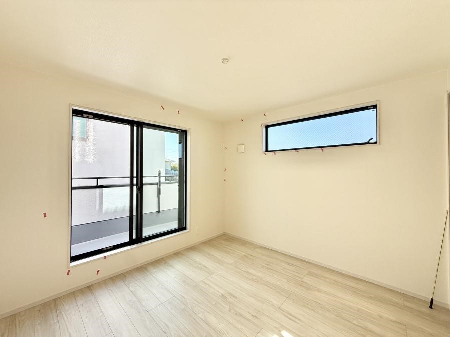 �Q�� �������V���v���ȋ�ԂŁA���[�t���x�b�h��f�X�N�ȂǁA���@�\�ȉƋ�����p���₷���ł�