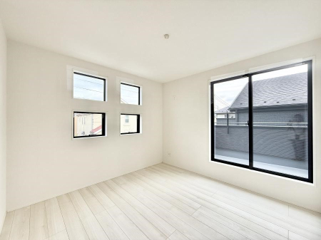 �Q�� �������V���v���ȋ�ԂŁA���[�t���x�b�h��f�X�N�ȂǁA���@�\�ȉƋ�����p���₷���ł�