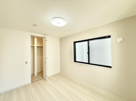 �Q�� �������V���v���ȋ�ԂŁA���[�t���x�b�h��f�X�N�ȂǁA���@�\�ȉƋ�����p���₷���ł�