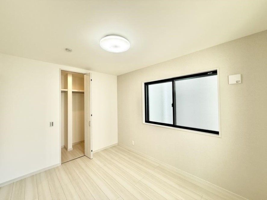 �Q�� �������V���v���ȋ�ԂŁA���[�t���x�b�h��f�X�N�ȂǁA���@�\�ȉƋ�����p���₷���ł�