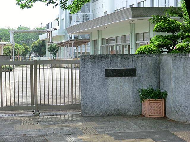 ӊ wZ 300m s߂䏬wZ