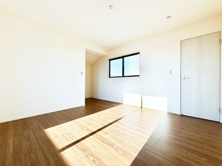 �Q�� �������V���v���ȋ�ԂŁA���[�t���x�b�h��f�X�N�ȂǁA���@�\�ȉƋ�����p���₷���ł�