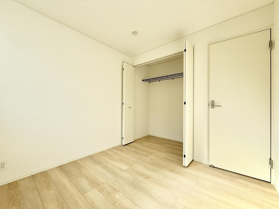 �Q�� �������V���v���ȋ�ԂŁA���[�t���x�b�h��f�X�N�ȂǁA���@�\�ȉƋ�����p���₷���ł�