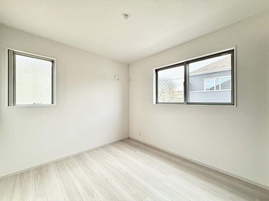 �Q�� �������V���v���ȋ�ԂŁA���[�t���x�b�h��f�X�N�ȂǁA���@�\�ȉƋ�����p���₷���ł�