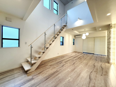 rO ƑRƏW܂AyԂ߂郊rO