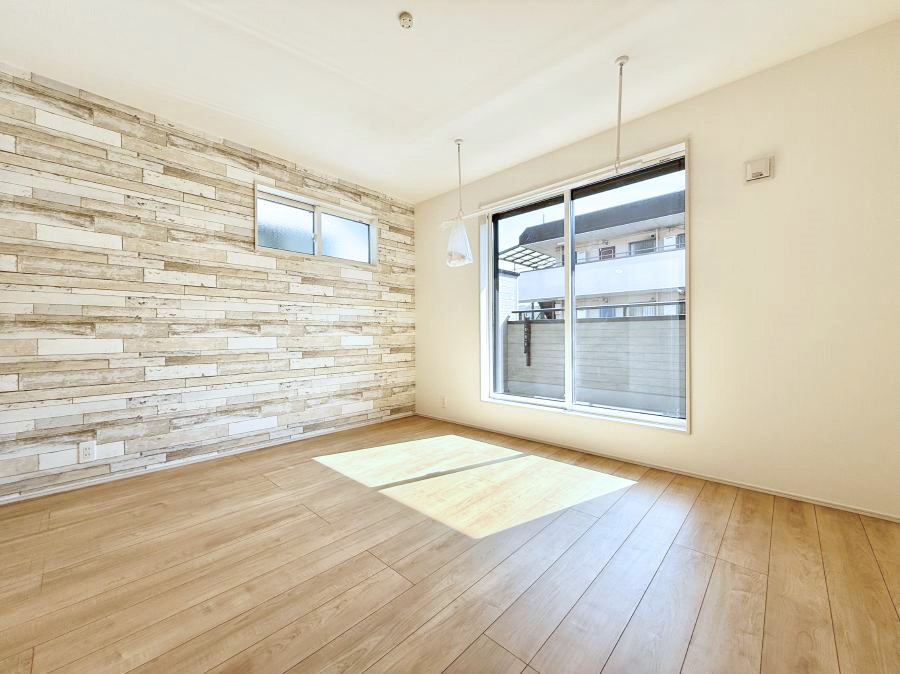 �Q�� �������V���v���ȋ�ԂŁA���[�t���x�b�h��f�X�N�ȂǁA���@�\�ȉƋ�����p���₷���ł�