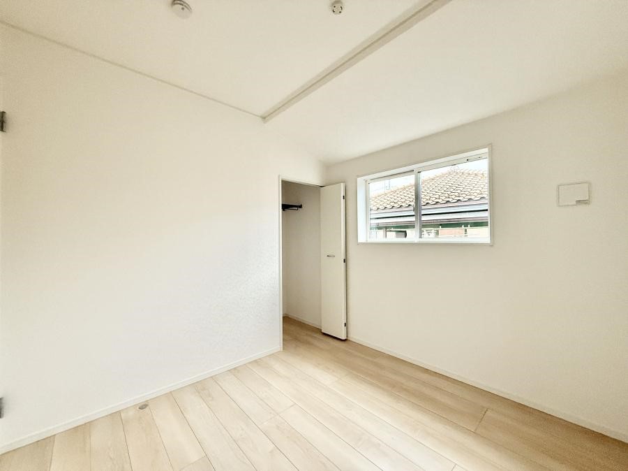 �Q�� �������V���v���ȋ�ԂŁA���[�t���x�b�h��f�X�N�ȂǁA���@�\�ȉƋ�����p���₷���ł�