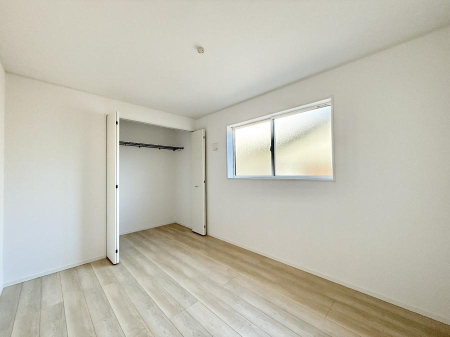 �Q�� �������V���v���ȋ�ԂŁA���[�t���x�b�h��f�X�N�ȂǁA���@�\�ȉƋ�����p���₷���ł�