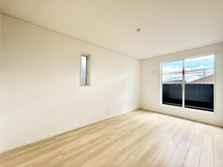 �Q�� �������V���v���ȋ�ԂŁA���[�t���x�b�h��f�X�N�ȂǁA���@�\�ȉƋ�����p���₷���ł�