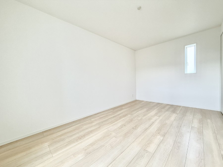 �Q�� �������V���v���ȋ�ԂŁA���[�t���x�b�h��f�X�N�ȂǁA���@�\�ȉƋ�����p���₷���ł�