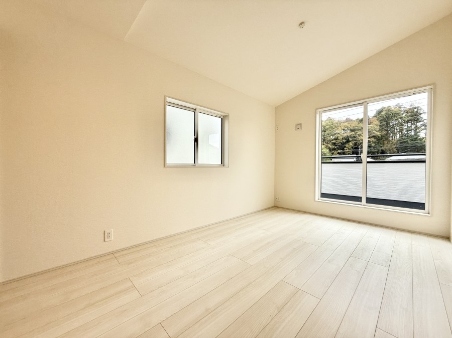 �Q�� �������V���v���ȋ�ԂŁA���[�t���x�b�h��f�X�N�ȂǁA���@�\�ȉƋ�����p���₷���ł�