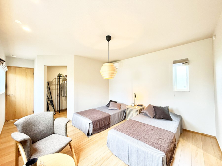 �Q�� �������V���v���ȋ�ԂŁA���[�t���x�b�h��f�X�N�ȂǁA���@�\�ȉƋ�����p���₷���ł�