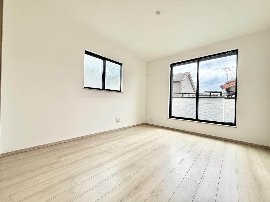 �Q�� �������V���v���ȋ�ԂŁA���[�t���x�b�h��f�X�N�ȂǁA���@�\�ȉƋ�����p���₷���ł�