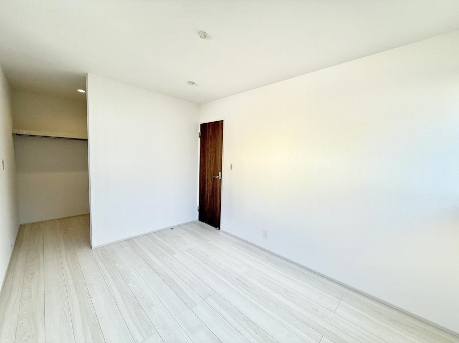 �Q�� �������V���v���ȋ�ԂŁA���[�t���x�b�h��f�X�N�ȂǁA���@�\�ȉƋ�����p���₷���ł�