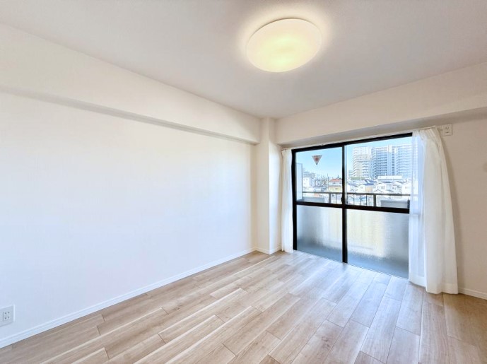 �Q�� �������V���v���ȋ�ԂŁA���[�t���x�b�h��f�X�N�ȂǁA���@�\�ȉƋ�����p���₷���ł�