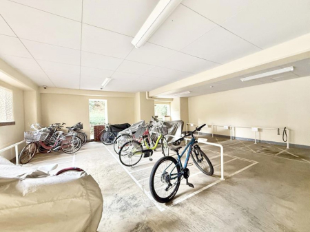 ���̑� �O�ρ��~�n���ɒ��֏���������Ă���A���]�Ԃ̗��p���X���[�Y�ł�