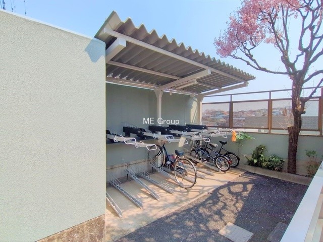 ���̑� �O�ρ����]�Ԃ��g�����Ƒ��ɂ����S�̒��փX�y�[�X��~�n���ɂ��p��