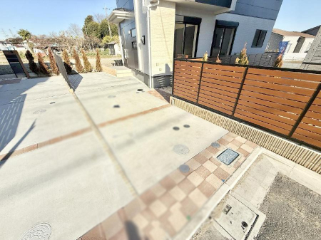  �O�ρ�����ɂ��钓�ԃX�y�[�X�Ȃ̂ň��S�ł���