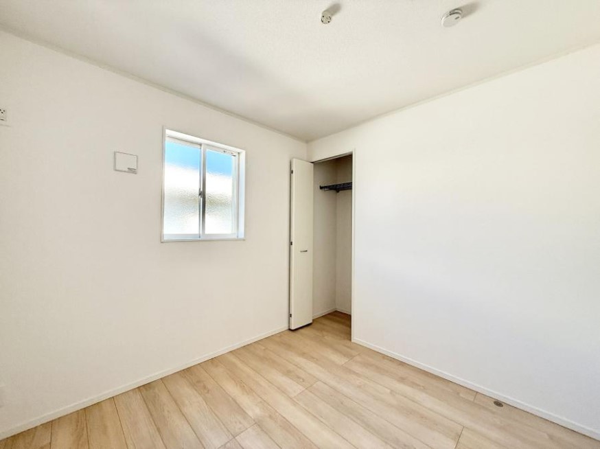 �Q�� �������V���v���ȋ�ԂŁA���[�t���x�b�h��f�X�N�ȂǁA���@�\�ȉƋ�����p���₷���ł�