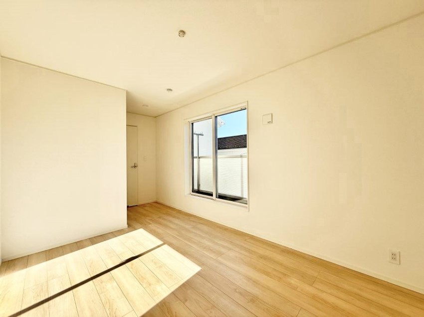 �Q�� �������V���v���ȋ�ԂŁA���[�t���x�b�h��f�X�N�ȂǁA���@�\�ȉƋ�����p���₷���ł�