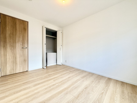 �Q�� �������V���v���ȋ�ԂŁA���[�t���x�b�h��f�X�N�ȂǁA���@�\�ȉƋ�����p���₷���ł�