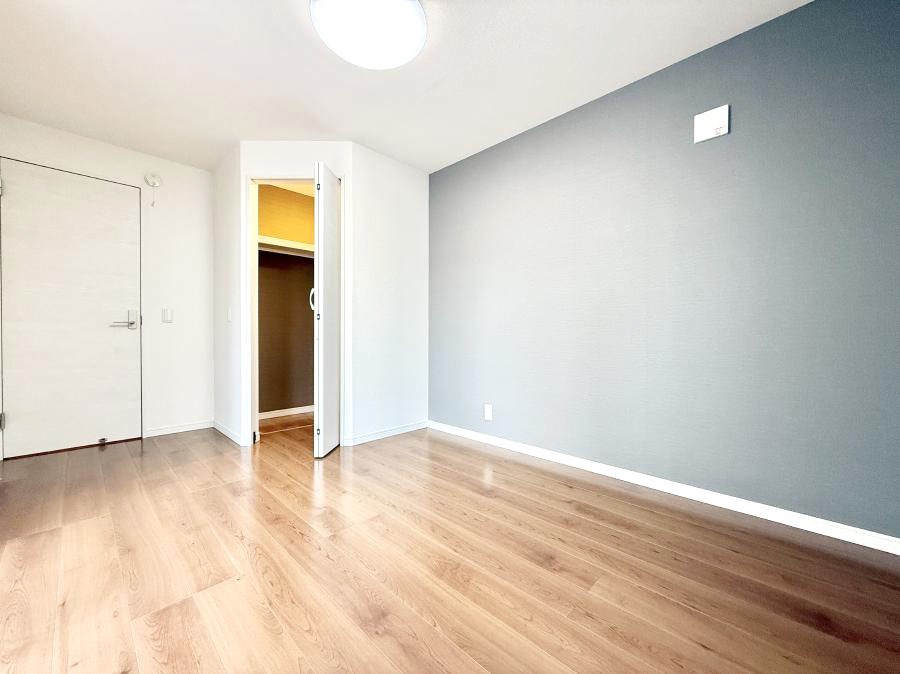 �Q�� �������V���v���ȋ�ԂŁA���[�t���x�b�h��f�X�N�ȂǁA���@�\�ȉƋ�����p���₷���ł�