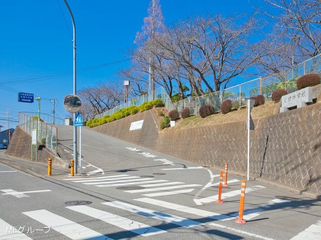 ���ӊ� ���w�Z 900m �ɐ����s���������w�Z