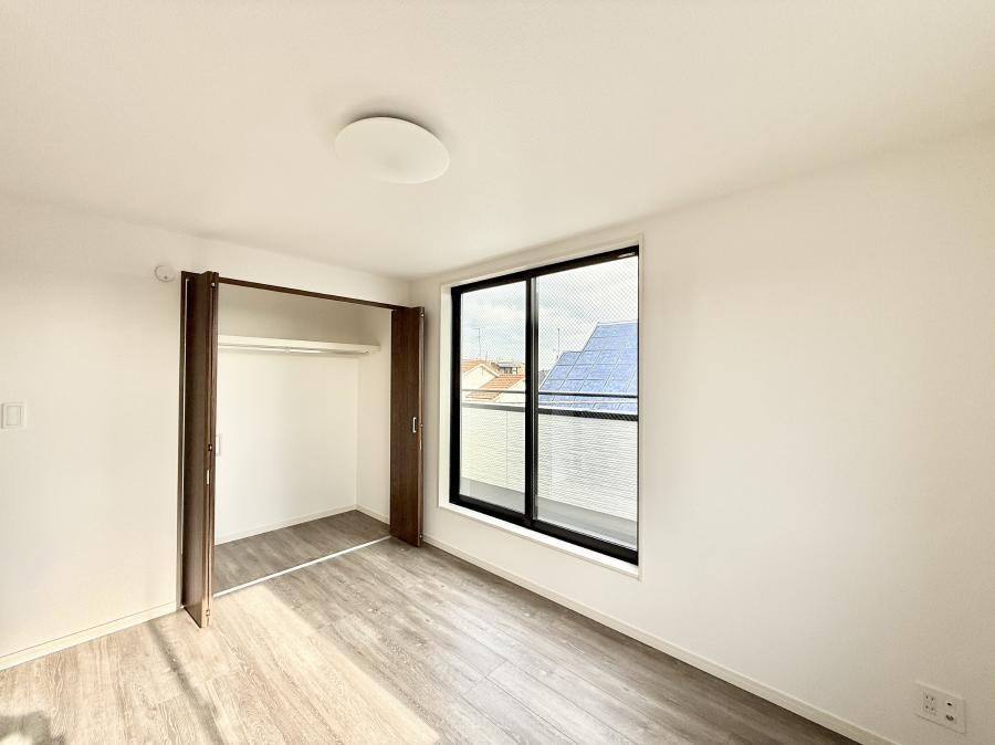 �Q�� �������V���v���ȋ�ԂŁA���[�t���x�b�h��f�X�N�ȂǁA���@�\�ȉƋ�����p���₷���ł�