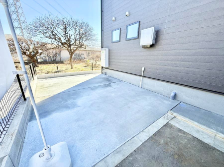  �O�ρ�����ɂ��钓�ԃX�y�[�X�Ȃ̂ň��S�ł���