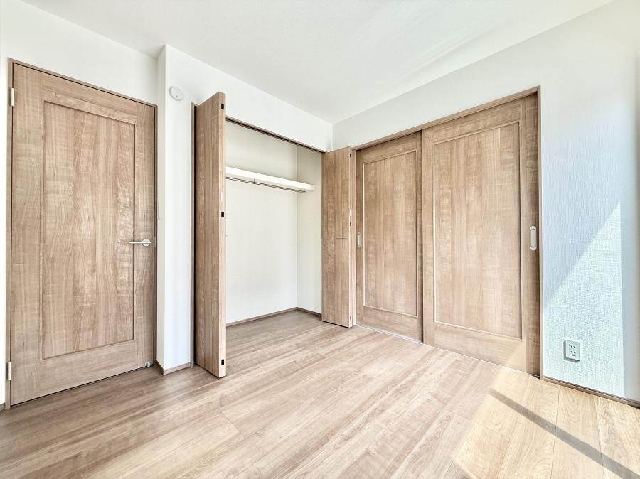 �Q�� ����