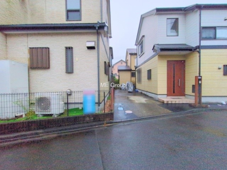  �O�ρ�����ɂ��钓�ԃX�y�[�X�Ȃ̂ň��S�ł���