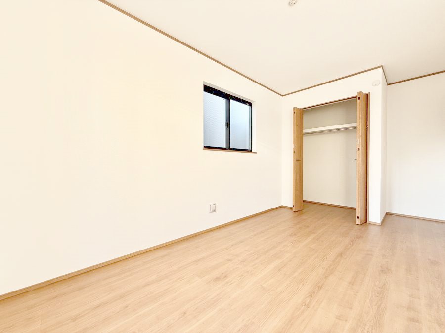 �Q�� �������V���v���ȋ�ԂŁA���[�t���x�b�h��f�X�N�ȂǁA���@�\�ȉƋ�����p���₷���ł�