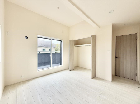 �Q�� �������V���v���ȋ�ԂŁA���[�t���x�b�h��f�X�N�ȂǁA���@�\�ȉƋ�����p���₷���ł�