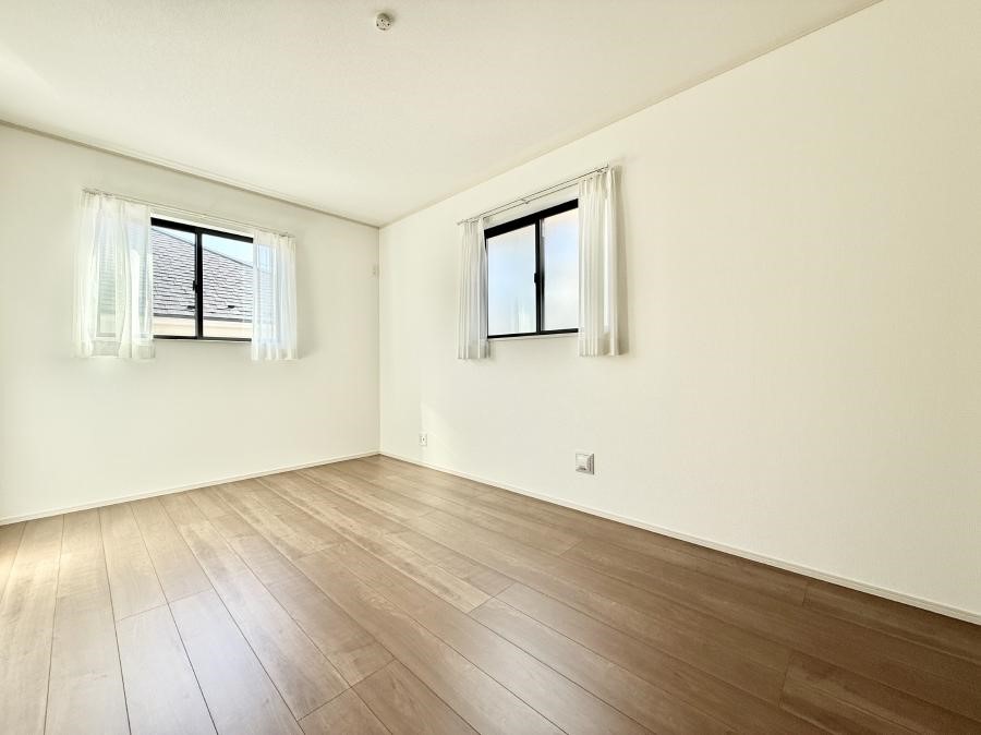 �Q�� ����