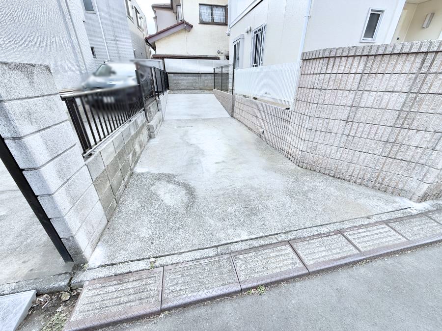  �O�ρ�����ɂ��钓�ԃX�y�[�X�Ȃ̂ň��S�ł���